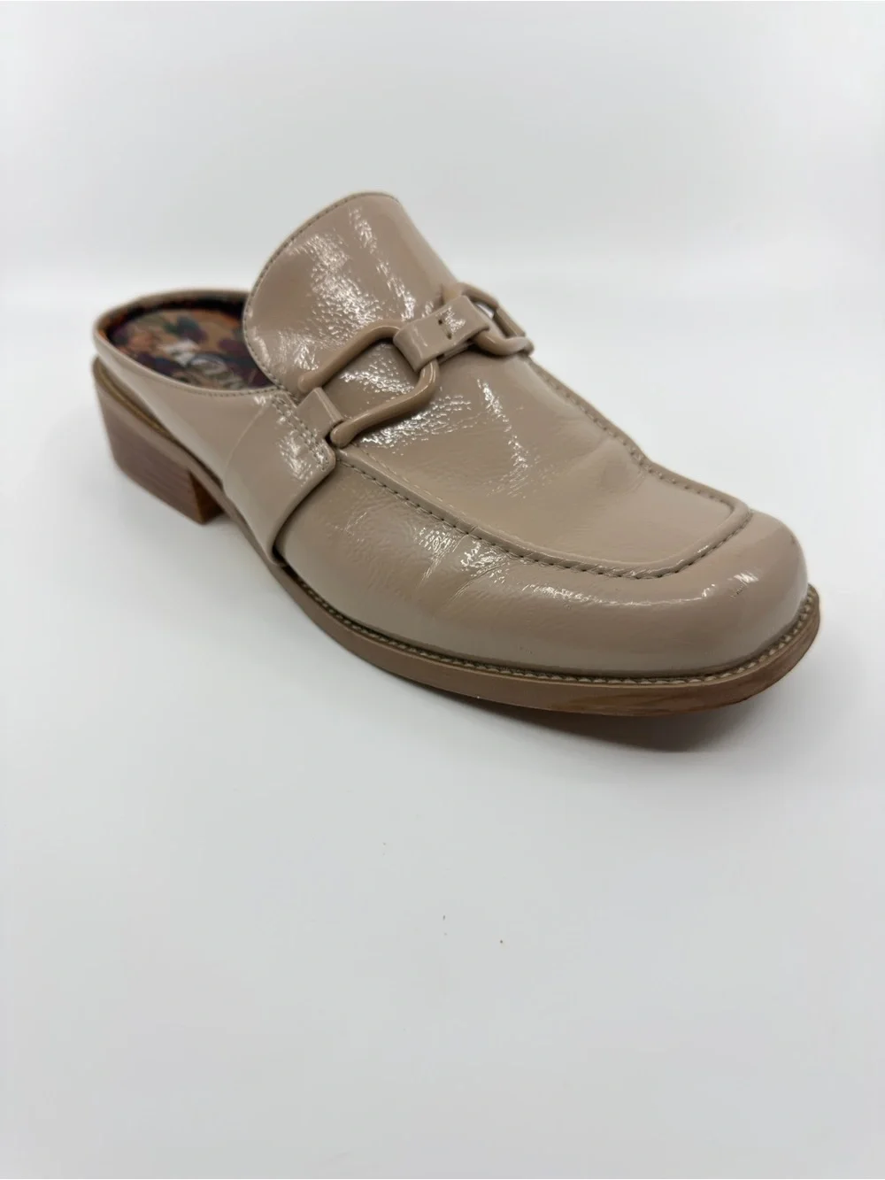 These Korks Laporte patent loafers feature a square toe and a block heel. SZ 10